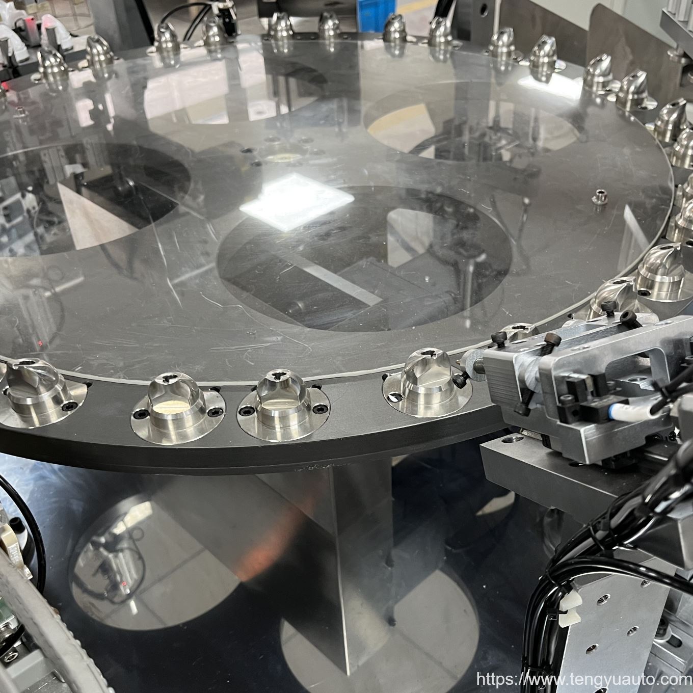 crema cosmética de la botella de la bomba de la máquina de ensamblado